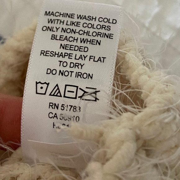 Gorgeous, Soft Cowl Neck Cable Knit Cropped Sweater. Sz L NWOT - Picture 10 of 13